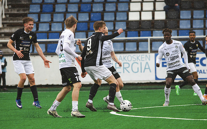 KäPan Antonio Almen pallossa FC Hakaa vastaan.